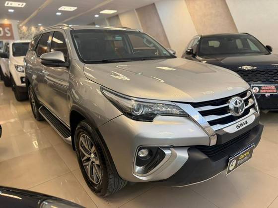 TOYOTA HILUX SW4 2.8 SRX 4X4 7 LUGARES 16V TURBO INTERCOOLER DIESEL 4P AUTOMÁTICO